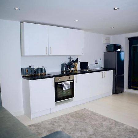 Perfect 1 Bed Apartment Sleeps 5 1 Kingsize Bed 1 Double Sofabed One Single Mattress Free Parking Wifi Good Transport Network Shopping Holiday Makers Families Contractors In North London Enfield Zewnętrze zdjęcie