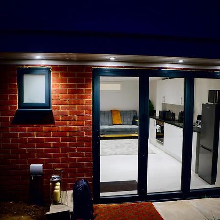 Perfect 1 Bed Apartment Sleeps 5 1 Kingsize Bed 1 Double Sofabed One Single Mattress Free Parking Wifi Good Transport Network Shopping Holiday Makers Families Contractors In North London Enfield Zewnętrze zdjęcie