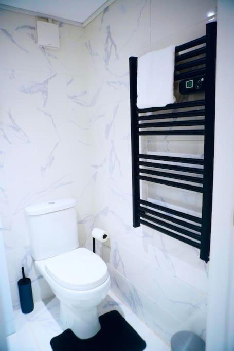 Perfect 1 Bed Apartment Sleeps 5 1 Kingsize Bed 1 Double Sofabed One Single Mattress Free Parking Wifi Good Transport Network Shopping Holiday Makers Families Contractors In North London Enfield Zewnętrze zdjęcie