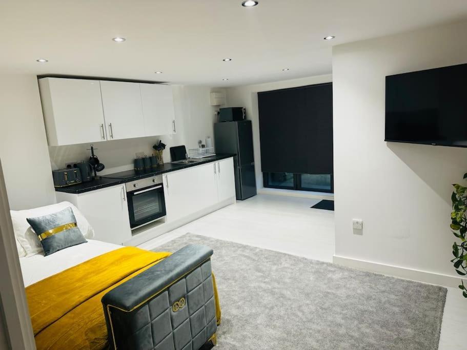 Perfect 1 Bed Apartment Sleeps 5 1 Kingsize Bed 1 Double Sofabed One Single Mattress Free Parking Wifi Good Transport Network Shopping Holiday Makers Families Contractors In North London Enfield Zewnętrze zdjęcie