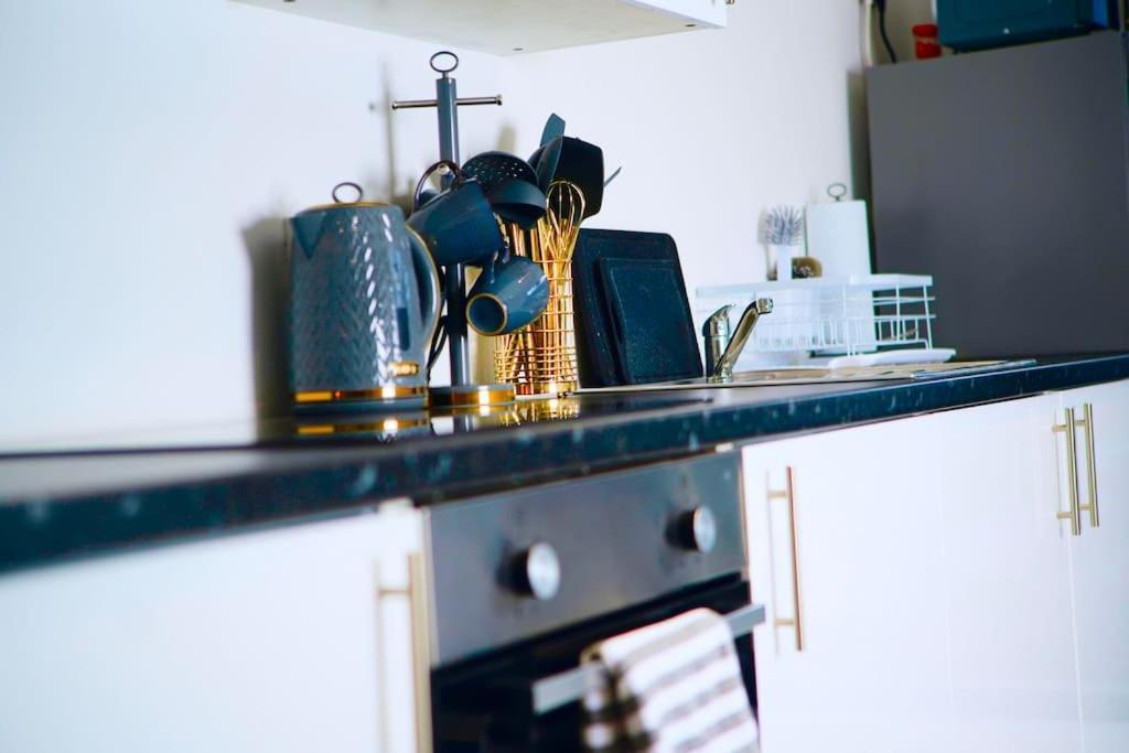 Perfect 1 Bed Apartment Sleeps 5 1 Kingsize Bed 1 Double Sofabed One Single Mattress Free Parking Wifi Good Transport Network Shopping Holiday Makers Families Contractors In North London Enfield Zewnętrze zdjęcie