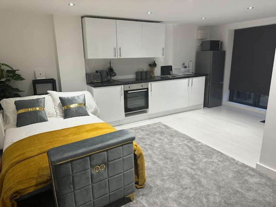 Perfect 1 Bed Apartment Sleeps 5 1 Kingsize Bed 1 Double Sofabed One Single Mattress Free Parking Wifi Good Transport Network Shopping Holiday Makers Families Contractors In North London Enfield Zewnętrze zdjęcie