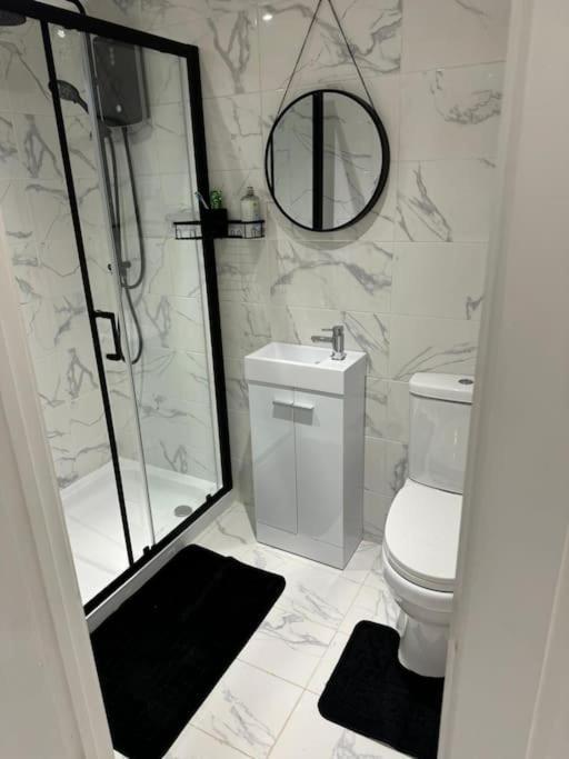 Perfect 1 Bed Apartment Sleeps 5 1 Kingsize Bed 1 Double Sofabed One Single Mattress Free Parking Wifi Good Transport Network Shopping Holiday Makers Families Contractors In North London Enfield Zewnętrze zdjęcie