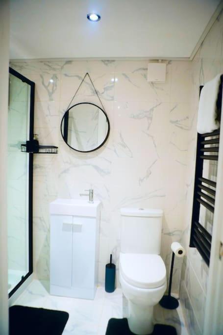 Perfect 1 Bed Apartment Sleeps 5 1 Kingsize Bed 1 Double Sofabed One Single Mattress Free Parking Wifi Good Transport Network Shopping Holiday Makers Families Contractors In North London Enfield Zewnętrze zdjęcie