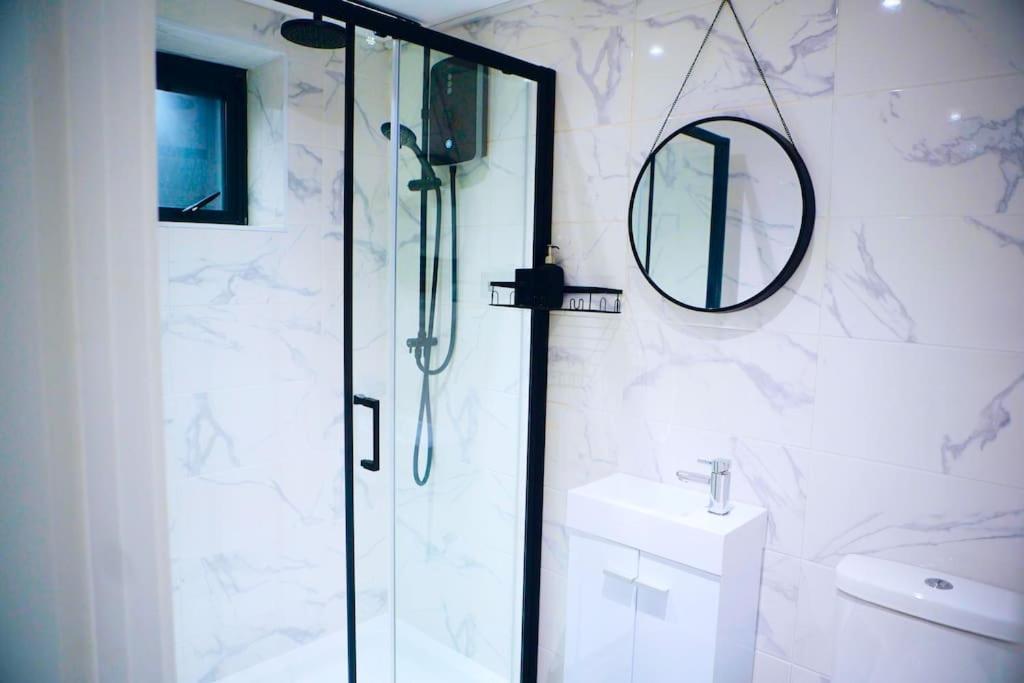 Perfect 1 Bed Apartment Sleeps 5 1 Kingsize Bed 1 Double Sofabed One Single Mattress Free Parking Wifi Good Transport Network Shopping Holiday Makers Families Contractors In North London Enfield Zewnętrze zdjęcie
