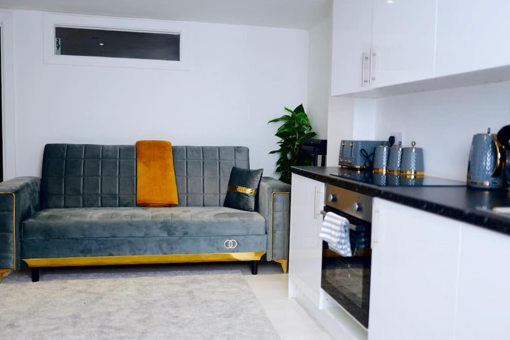 Perfect 1 Bed Apartment Sleeps 5 1 Kingsize Bed 1 Double Sofabed One Single Mattress Free Parking Wifi Good Transport Network Shopping Holiday Makers Families Contractors In North London Enfield Zewnętrze zdjęcie
