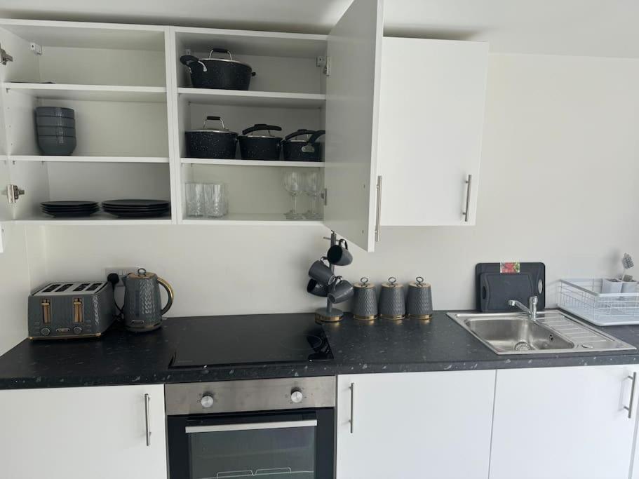 Perfect 1 Bed Apartment Sleeps 5 1 Kingsize Bed 1 Double Sofabed One Single Mattress Free Parking Wifi Good Transport Network Shopping Holiday Makers Families Contractors In North London Enfield Zewnętrze zdjęcie