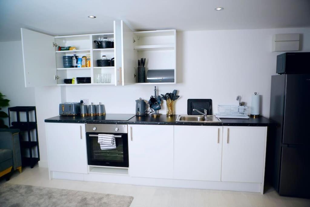 Perfect 1 Bed Apartment Sleeps 5 1 Kingsize Bed 1 Double Sofabed One Single Mattress Free Parking Wifi Good Transport Network Shopping Holiday Makers Families Contractors In North London Enfield Zewnętrze zdjęcie