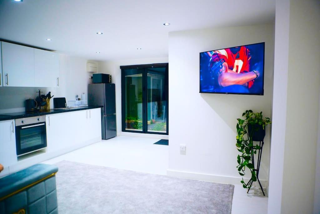 Perfect 1 Bed Apartment Sleeps 5 1 Kingsize Bed 1 Double Sofabed One Single Mattress Free Parking Wifi Good Transport Network Shopping Holiday Makers Families Contractors In North London Enfield Zewnętrze zdjęcie
