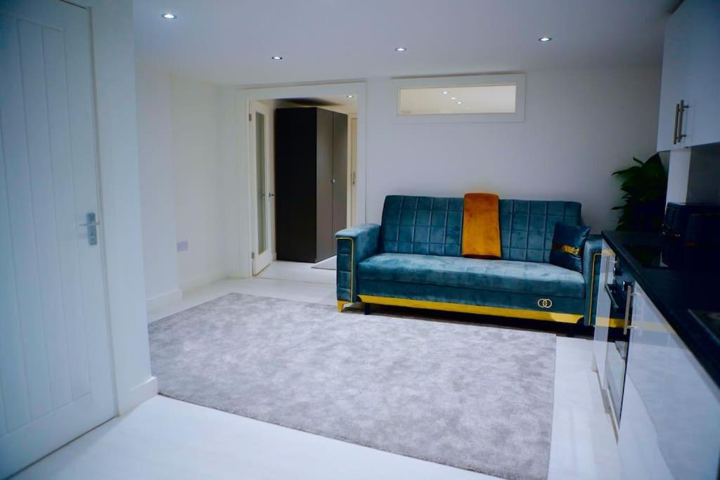 Perfect 1 Bed Apartment Sleeps 5 1 Kingsize Bed 1 Double Sofabed One Single Mattress Free Parking Wifi Good Transport Network Shopping Holiday Makers Families Contractors In North London Enfield Zewnętrze zdjęcie