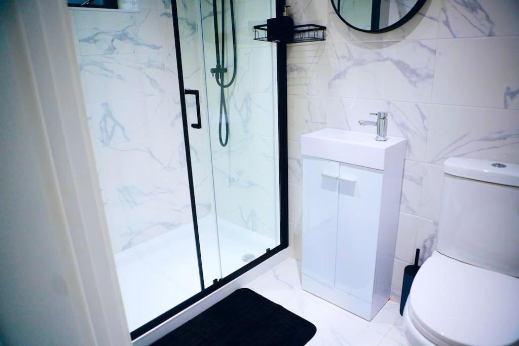 Perfect 1 Bed Apartment Sleeps 5 1 Kingsize Bed 1 Double Sofabed One Single Mattress Free Parking Wifi Good Transport Network Shopping Holiday Makers Families Contractors In North London Enfield Zewnętrze zdjęcie