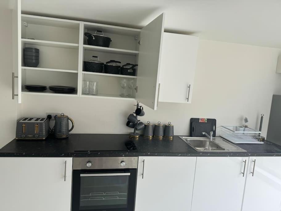 Perfect 1 Bed Apartment Sleeps 5 1 Kingsize Bed 1 Double Sofabed One Single Mattress Free Parking Wifi Good Transport Network Shopping Holiday Makers Families Contractors In North London Enfield Zewnętrze zdjęcie