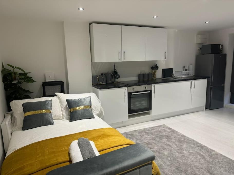Perfect 1 Bed Apartment Sleeps 5 1 Kingsize Bed 1 Double Sofabed One Single Mattress Free Parking Wifi Good Transport Network Shopping Holiday Makers Families Contractors In North London Enfield Zewnętrze zdjęcie
