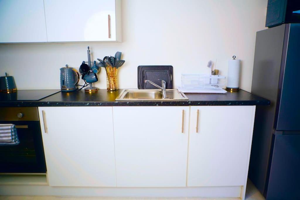 Perfect 1 Bed Apartment Sleeps 5 1 Kingsize Bed 1 Double Sofabed One Single Mattress Free Parking Wifi Good Transport Network Shopping Holiday Makers Families Contractors In North London Enfield Zewnętrze zdjęcie