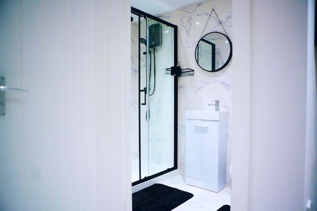 Perfect 1 Bed Apartment Sleeps 5 1 Kingsize Bed 1 Double Sofabed One Single Mattress Free Parking Wifi Good Transport Network Shopping Holiday Makers Families Contractors In North London Enfield Zewnętrze zdjęcie