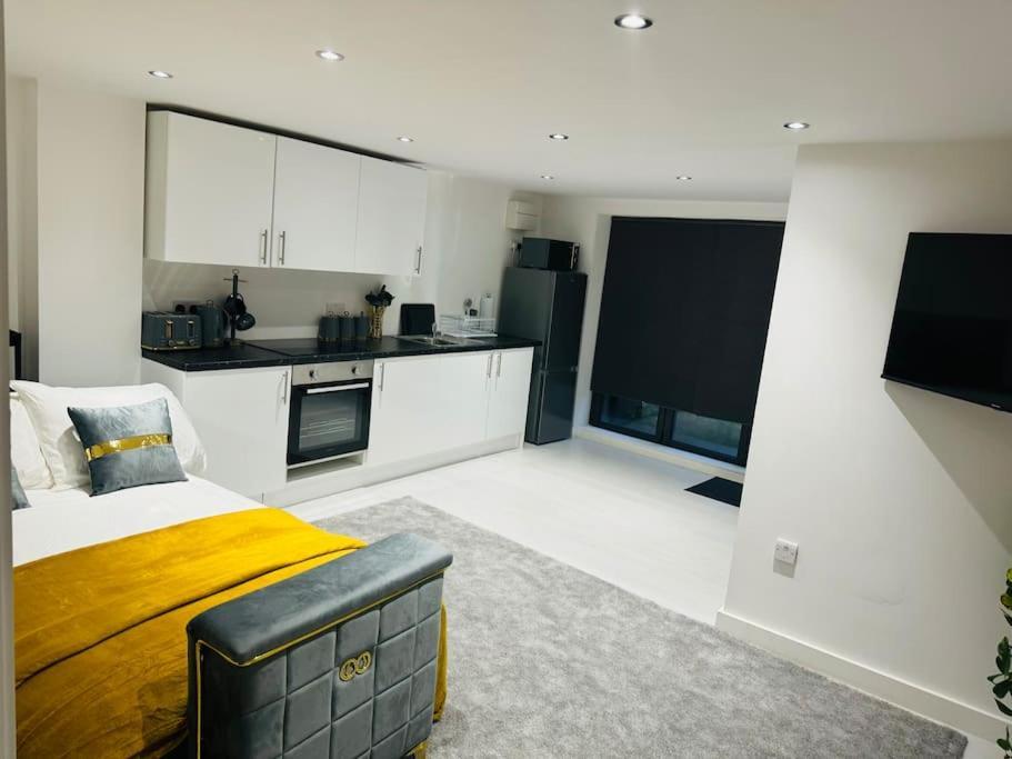 Perfect 1 Bed Apartment Sleeps 5 1 Kingsize Bed 1 Double Sofabed One Single Mattress Free Parking Wifi Good Transport Network Shopping Holiday Makers Families Contractors In North London Enfield Zewnętrze zdjęcie