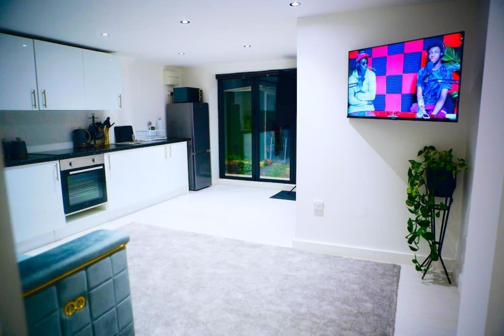 Perfect 1 Bed Apartment Sleeps 5 1 Kingsize Bed 1 Double Sofabed One Single Mattress Free Parking Wifi Good Transport Network Shopping Holiday Makers Families Contractors In North London Enfield Zewnętrze zdjęcie