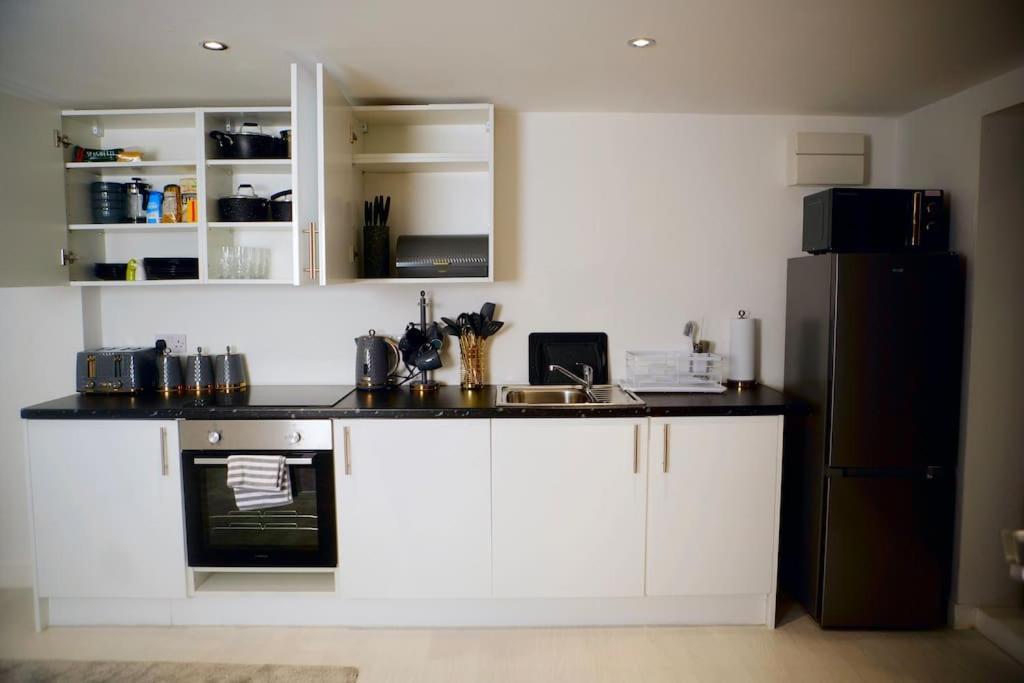 Perfect 1 Bed Apartment Sleeps 5 1 Kingsize Bed 1 Double Sofabed One Single Mattress Free Parking Wifi Good Transport Network Shopping Holiday Makers Families Contractors In North London Enfield Zewnętrze zdjęcie