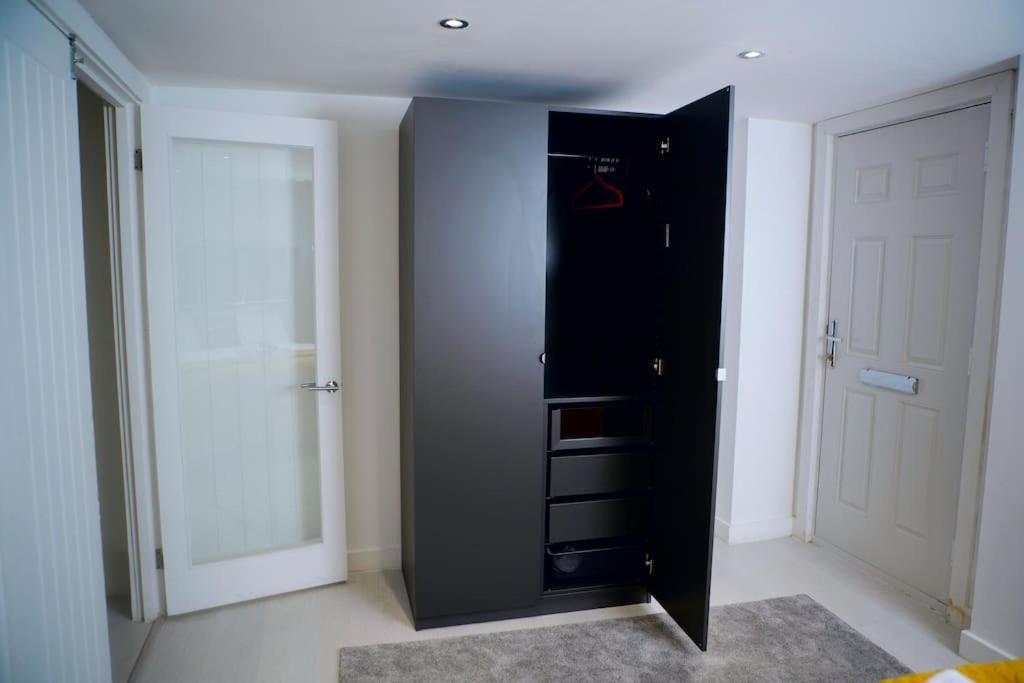 Perfect 1 Bed Apartment Sleeps 5 1 Kingsize Bed 1 Double Sofabed One Single Mattress Free Parking Wifi Good Transport Network Shopping Holiday Makers Families Contractors In North London Enfield Zewnętrze zdjęcie