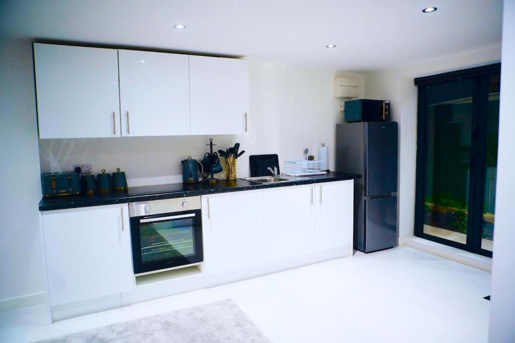 Perfect 1 Bed Apartment Sleeps 5 1 Kingsize Bed 1 Double Sofabed One Single Mattress Free Parking Wifi Good Transport Network Shopping Holiday Makers Families Contractors In North London Enfield Zewnętrze zdjęcie