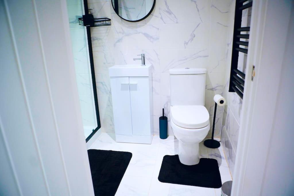 Perfect 1 Bed Apartment Sleeps 5 1 Kingsize Bed 1 Double Sofabed One Single Mattress Free Parking Wifi Good Transport Network Shopping Holiday Makers Families Contractors In North London Enfield Zewnętrze zdjęcie