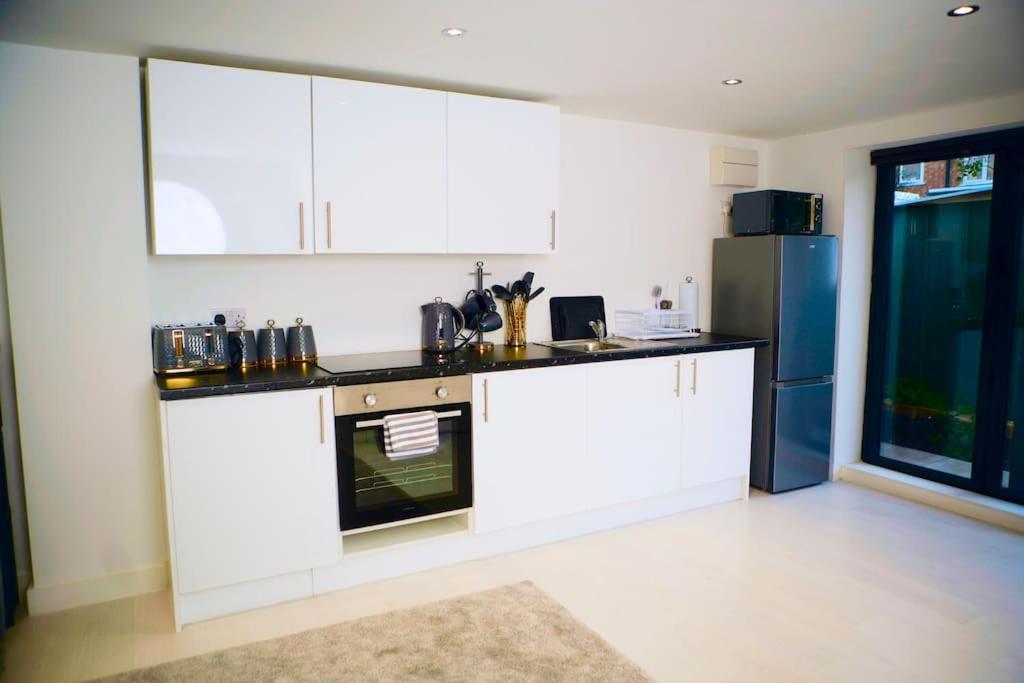 Perfect 1 Bed Apartment Sleeps 5 1 Kingsize Bed 1 Double Sofabed One Single Mattress Free Parking Wifi Good Transport Network Shopping Holiday Makers Families Contractors In North London Enfield Zewnętrze zdjęcie