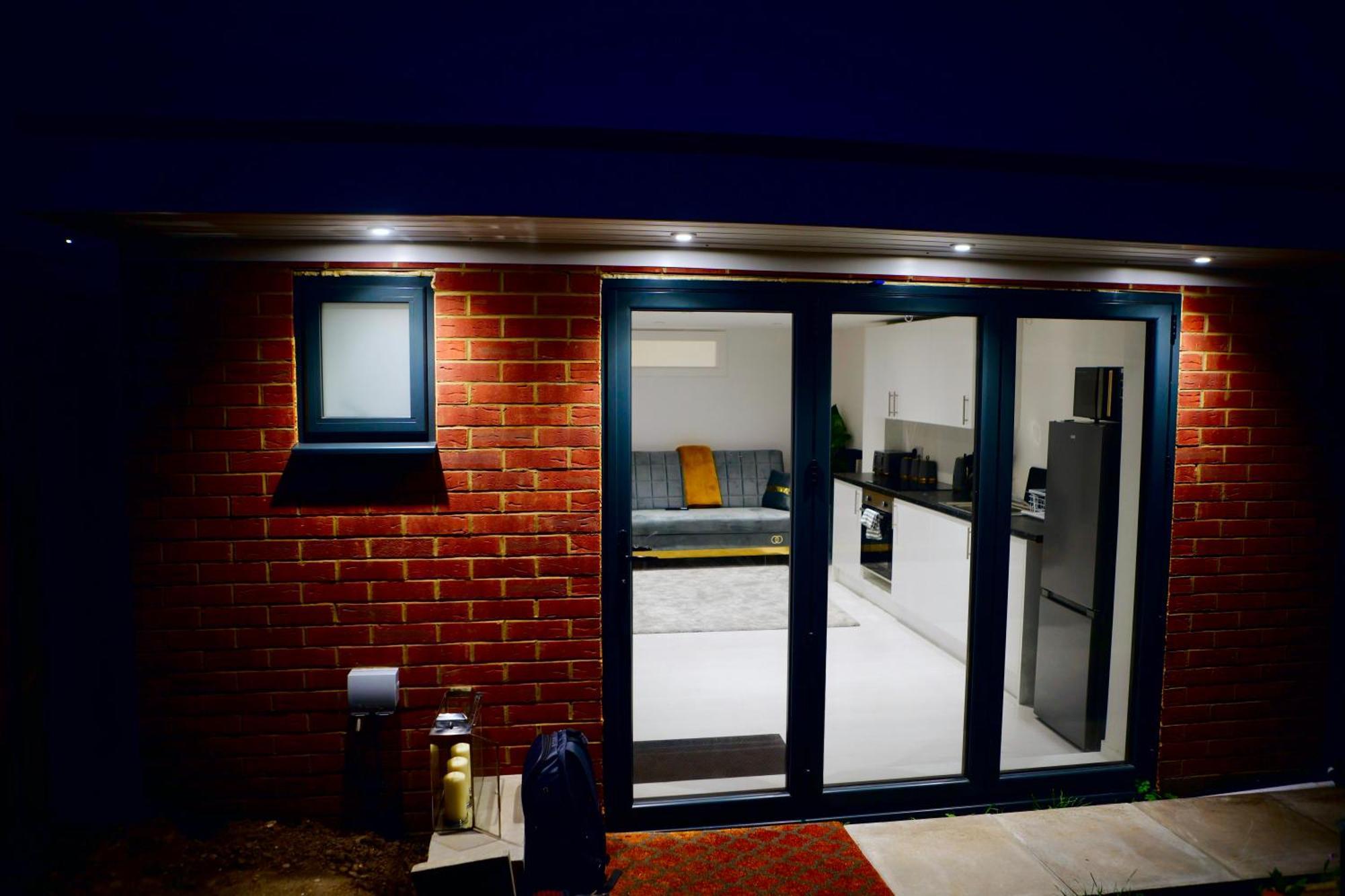 Perfect 1 Bed Apartment Sleeps 5 1 Kingsize Bed 1 Double Sofabed One Single Mattress Free Parking Wifi Good Transport Network Shopping Holiday Makers Families Contractors In North London Enfield Zewnętrze zdjęcie